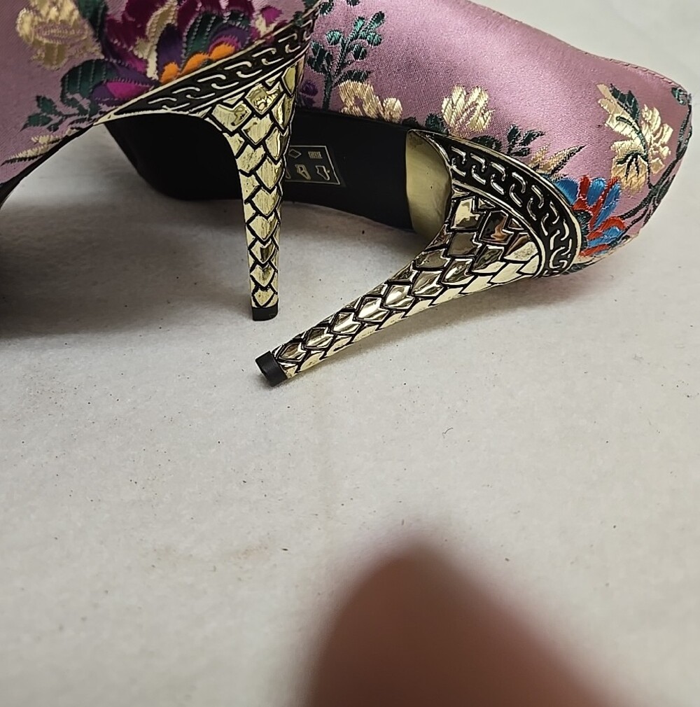 J. Renee 9.5 Pink Floral Embroidered Pointed-Toe Pumps Metal Heels Has Fraying - Picture 6 of 9